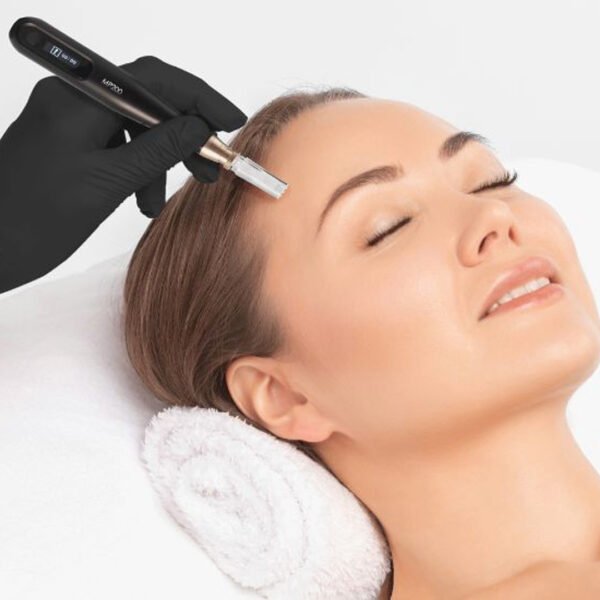 DALTON MP200 este un stilou de microneedling profesional, fără fir, care stimulează regenerarea pielii prin micro-injuri controlate. Cu adâncime ajustabilă și ace sterile, tratează eficient ridurile, cicatricile și hiperpigmentarea, oferind rezultate vizibile și de durată.