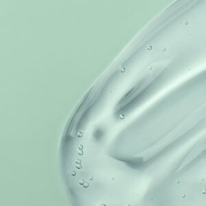 Primul pas pentru o piele fără imperfecțiuni este curățarea corespunzătoare. Excesul de sebum, poluanții și reziduurile de machiaj pot înfunda porii și pot duce la formarea imperfecțiunilor, punctelor negre și coșurilor.